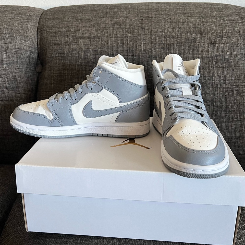 Nike Air Jordan 1 Mid Shoe